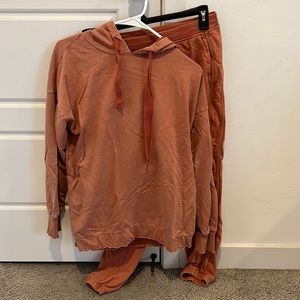 Aerie matching sweatpant set in pretty terracotta color size small.